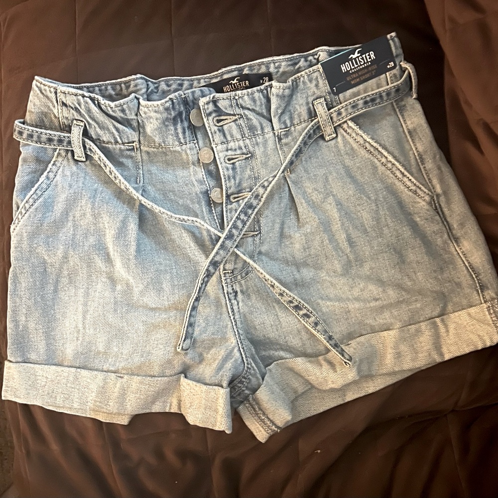 Hollister Ultra High Rise Mom Short 3”, size 7, W 28, NWT